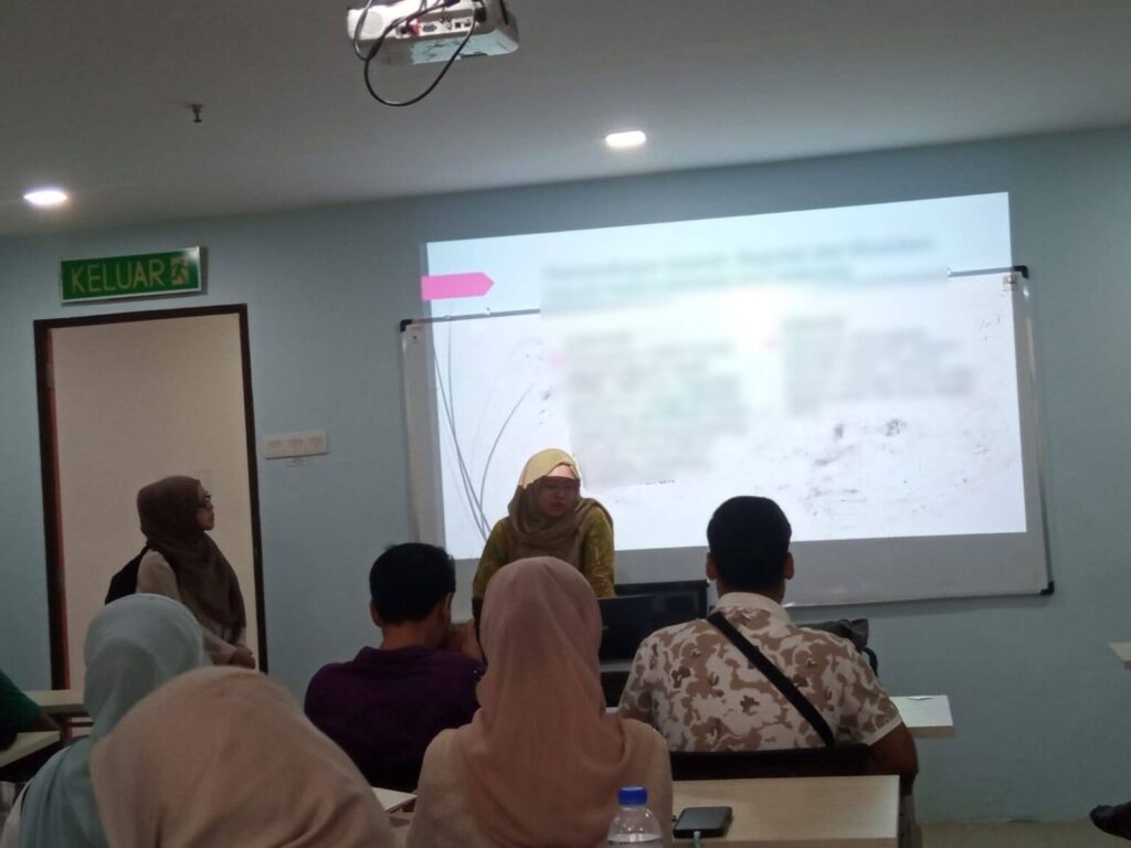 Difi Dahliana presentasi di UGM Malaysia